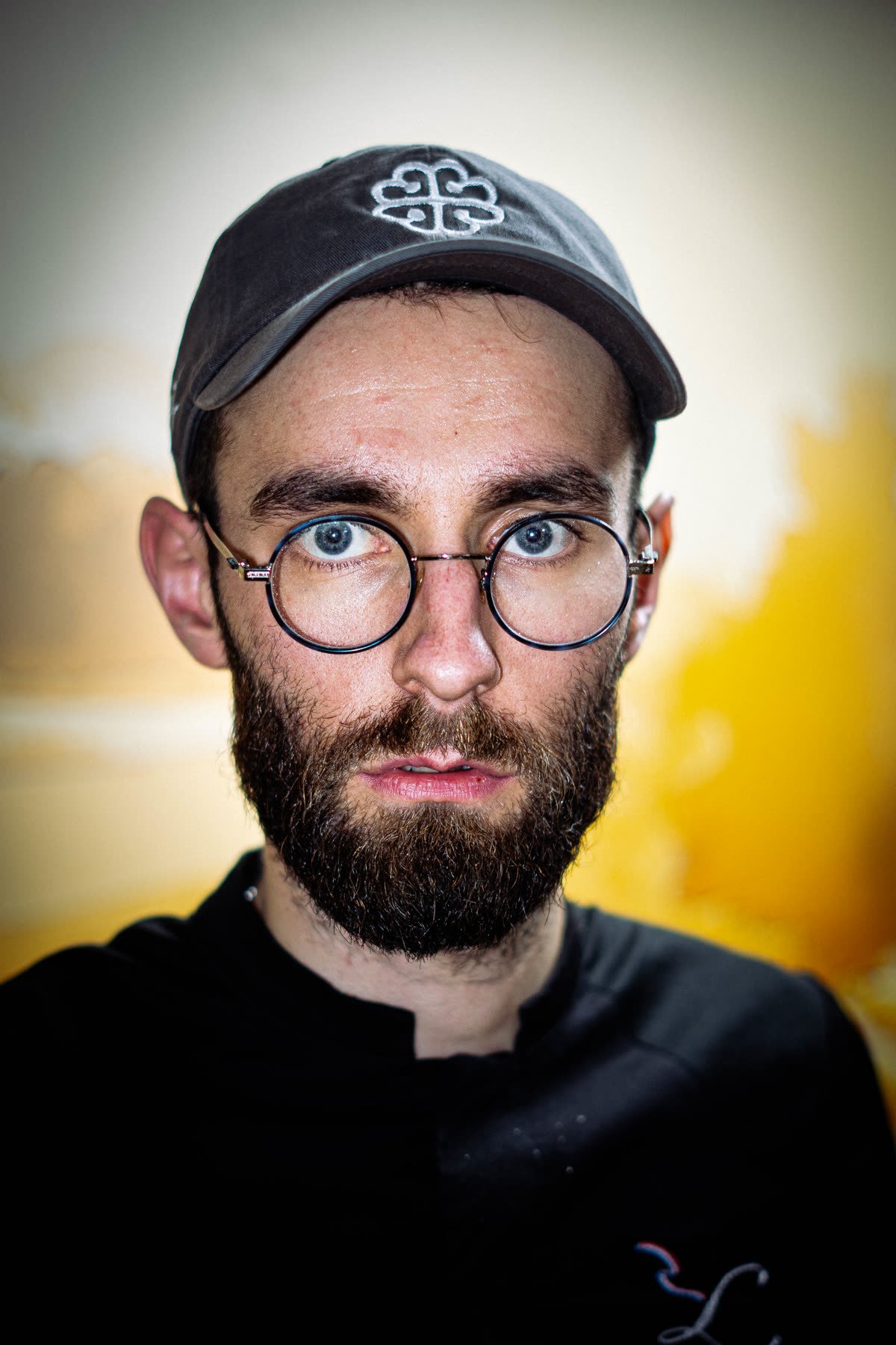 Portrait d'un homme à casquette et lunettes rondes
