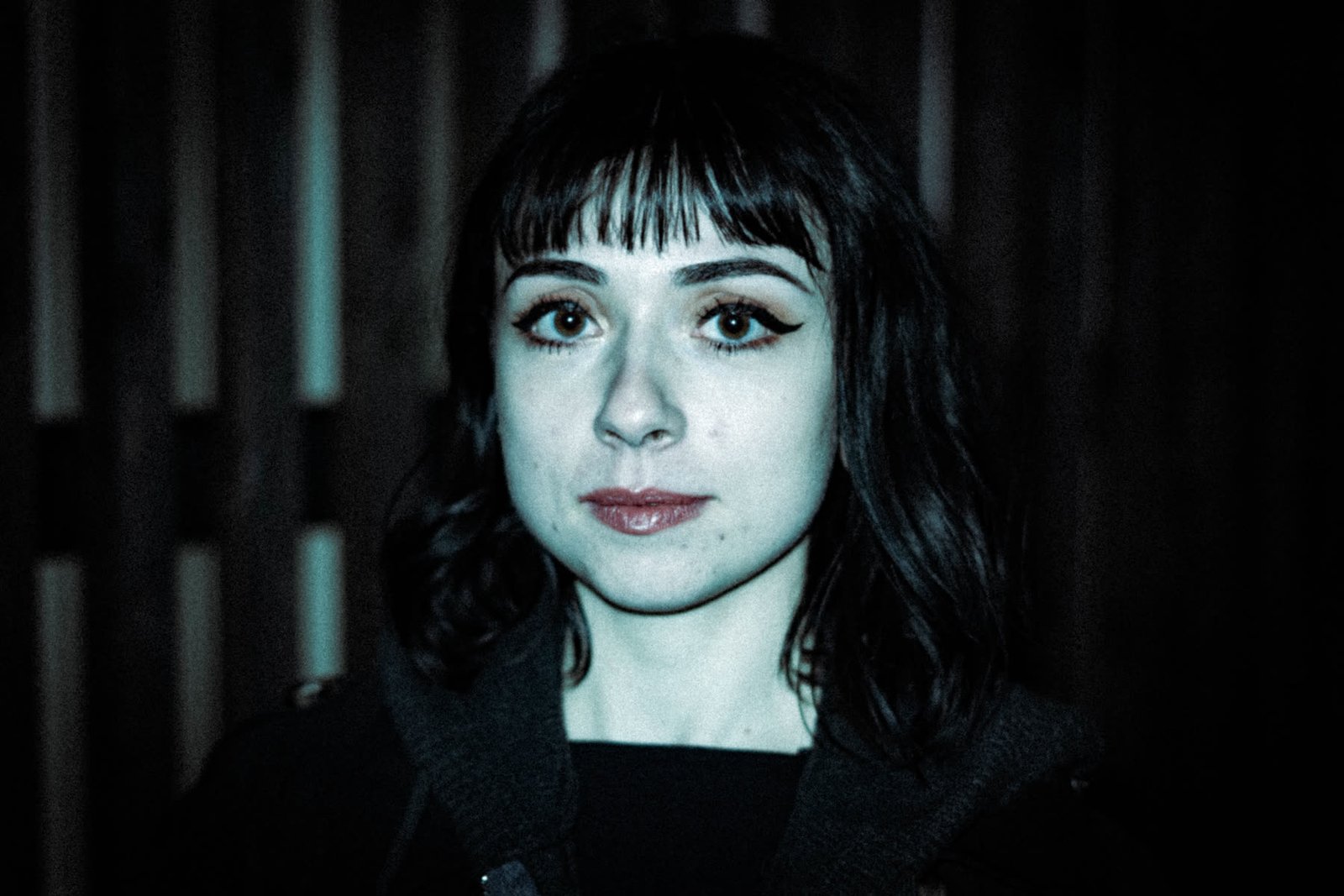 Portrait serré d'une femme, lumière bleutée