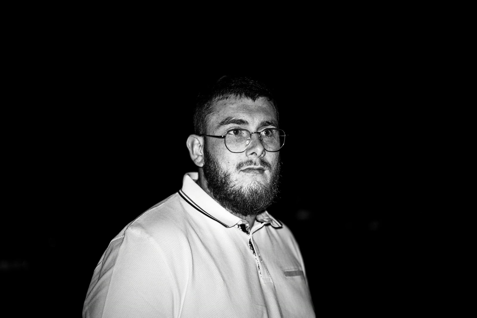 Portrait noir et blanc au flash